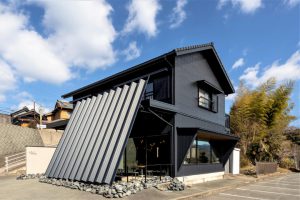 倉庫をカフェ・飲食店にリノベーションした度会町ハーフノートさんの外観